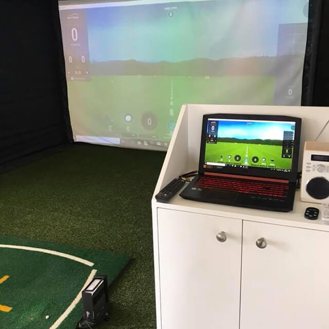 Golf simulator screen